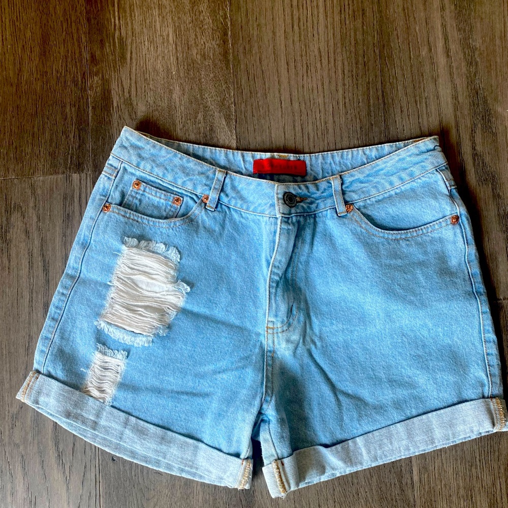 Signature 8 • High Waisted Light Wash Distressed Denim Shorts • Size S